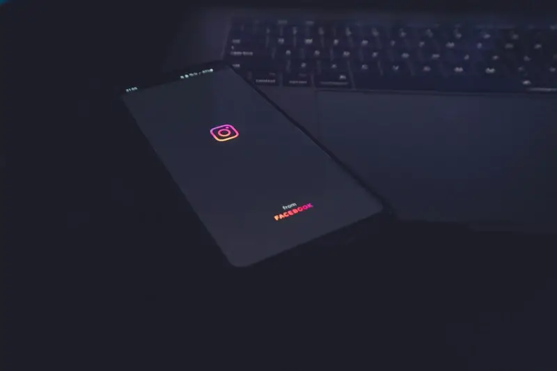 Un telefon cu aplicatii de social media